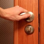 Сломался Замок в Межкомнатной Двери: Что Делать?